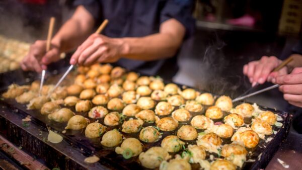 東京で食べ歩きグルメ旅：屋台飯を堪能しよう